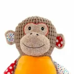 Sensory Huggles is een heel lief en zacht knuffelhond. Huggles heeft een corduroy lichaam in de kleur bruin met een mooie oranje buik. Zijn armen, oren en voetjes zijn gemaakt van stof met stippen.  Handgemaakt.