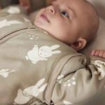 Babyslaapzak Nijntje Snuffy olive green van Jollein met afritsbare mouwen en crèmekleurige print