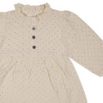 Beige kinderjurkje met lange mouwen, stippenprint en ruches aan de hals uit de Amour collectie van Frogs and Dogs