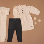 Beige kinderjurkje met lange mouwen, stippenprint en ruches aan de hals uit de Amour collectie van Frogs and Dogs