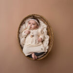 Beige kinderjurkje met lange mouwen, stippenprint en ruches aan de hals uit de Amour collectie van Frogs and Dogs