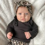 Lief en stoer knoophaarbandje met een luipaarden motief gemaakt van katoen uit de collectie van May Mays. 