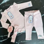 Hier vindt je de legging Ruffle Rib Beau van May Mays. Deze zachte roze legging is voorzien van een mooie ruffle tailleband voor een mooie finishing touche.