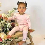 Hier vindt je de legging Ruffle Rib Beau van May Mays. Deze zachte roze legging is voorzien van een mooie ruffle tailleband voor een mooie finishing touche.