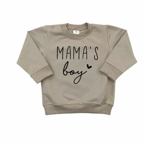 Deze mooie, zachte zandkleurige sweater met lange mouw en de zwarte tekst Mama's Boy komt uit de collectie van Little Adventure.