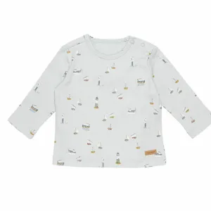 Een schattig zacht blauw shirt met lange mouw Sailor Bay. Op het shirtje heeft een over-all print van meeuwen, zeilboten en vuurtorens.