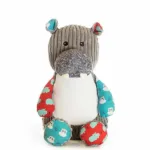 Cubbies Sensory Lumpty Lou met grijs corduroy lijf, blauwe en rode hippo printstof en gebreide kin