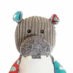 Sensory Lumpty Lou is een heel lief en zacht knuffelnijlpaard. Lumpty Lou heeft een corduroy lichaam in de kleur grijs. Één oor, arm en voet is gemaakt van blauwe stof met witte nijlpaardhoofdjes. Handgemaakt.