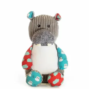 Cubbies Sensory Lumpty Lou met grijs corduroy lijf, blauwe en rode hippo printstof en gebreide kin