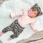 Hier vindt je de legging Lilly Leopard van May Mays. Met deze legging zal jouw kleintje de show stelen. Of het nu is op een feestje, speeldate of een dagje in de opvang.