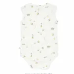 Een schattig gebroken witte mouwloze romper Sailor Bay. Op het rompertje is er een over-all print van meeuwen, zeilboten en vuurtorens. 