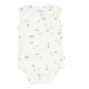 Een schattig gebroken witte mouwloze romper Sailor Bay. Op het rompertje is er een over-all print van meeuwen, zeilboten en vuurtorens.