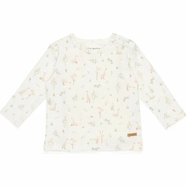 Een schattig gebroken wit shirt van zacht katoen met lange mouw van Little Goose. Het shirtje heeft een over-all print van ganzen en vijverplanten.