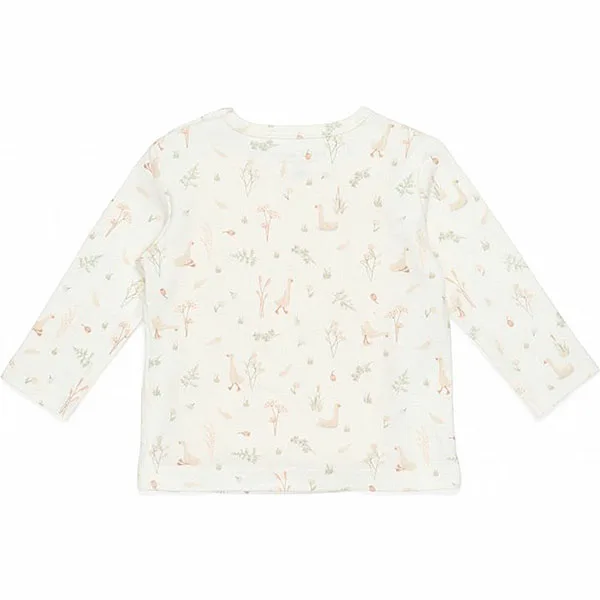 Een schattig gebroken wit shirt van zacht katoen met lange mouw van Little Goose. Het shirtje heeft een over-all print van ganzen en vijverplanten.