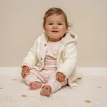 Een schattig roze shirt van zacht katoen met lange mouw van Flowers & Butterflies. Het shirtje heeft op de voorzijde een print van bloemen en de tekst Little Flowers.