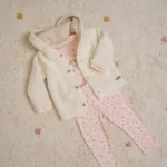 Een schattig roze shirt van zacht katoen met lange mouw van Flowers & Butterflies. Het shirtje heeft op de voorzijde een print van bloemen en de tekst Little Flowers.