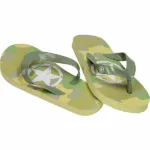 Stoere teenslippers in de kleur legergroen. De teenslippers hebben een camouflage bedrukking & een witte ster. Heerlijk voor naar het strand of het zwembad.