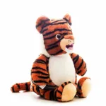 Shah Shoorah is een brullende tijger. Hij heeft een oranje vacht met zwarte strepen. Een mooie witte buik en kin. Aan zijn hoofd heeft hij 2 witte zijranden. Hij heeft bruine ogen en een oranje bruine neus. In zijn mond zijn 3 tanden te zien.