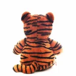 Shah Shoorah is een brullende tijger. Hij heeft een oranje vacht met zwarte strepen. Een mooie witte buik en kin. Aan zijn hoofd heeft hij 2 witte zijranden. Hij heeft bruine ogen en een oranje bruine neus. In zijn mond zijn 3 tanden te zien.