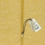 Een mooie en makkelijke slaapzak zonder mouw van Briljant Baby in het design Minimal Ochre. Deze slaapzak heeft een leuke print van witte stippen op een okergele achtergrond.