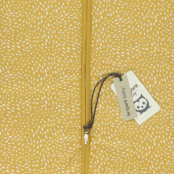 Een mooie en makkelijke slaapzak zonder mouw van Briljant Baby in het design Minimal Ochre. Deze slaapzak heeft een leuke print van witte stippen op een okergele achtergrond.