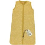 Een mooie en makkelijke slaapzak zonder mouw van Briljant Baby in het design Minimal Ochre. Deze slaapzak heeft een leuke print van witte stippen op een okergele achtergrond.