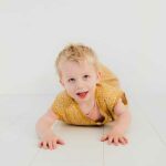 Een mooie en makkelijke slaapzak zonder mouw van Briljant Baby in het design Minimal Ochre. Deze slaapzak heeft een leuke print van witte stippen op een okergele achtergrond.