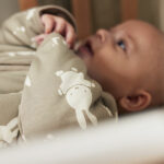 Deze fijne babyslaapzak met crèmekleurige afbeeldingen van Nijntje & Snuffy. Deze slaapzak Nijntje & Snuffy heeft afritsbare mouwen. Het slaapzakje heeft een neutrale olijfgroene kleur. De slaapzak is superzacht en door de afritsbare mouwen tover je hem om van een TOG-waarde van 3.0 voor de koude winterdagen naar een TOG-waarde 2.0 voor de frisse nachten in de lente en het najaar. Een slaapzak geeft jouw baby een geborgen gevoel, geeft warmte én beperkt de bewegingsvrijheid. Wel zo fijn met jouw actieve deugniet.