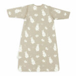 Deze fijne babyslaapzak met crèmekleurige afbeeldingen van Nijntje & Snuffy. Deze slaapzak Nijntje & Snuffy heeft afritsbare mouwen. Het slaapzakje heeft een neutrale olijfgroene kleur. De slaapzak is superzacht en door de afritsbare mouwen tover je hem om van een TOG-waarde van 3.0 voor de koude winterdagen naar een TOG-waarde 2.0 voor de frisse nachten in de lente en het najaar. Een slaapzak geeft jouw baby een geborgen gevoel, geeft warmte én beperkt de bewegingsvrijheid. Wel zo fijn met jouw actieve deugniet.