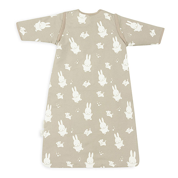 Deze fijne babyslaapzak met crèmekleurige afbeeldingen van Nijntje & Snuffy. Deze slaapzak Nijntje & Snuffy heeft afritsbare mouwen. Het slaapzakje heeft een neutrale olijfgroene kleur. De slaapzak is superzacht en door de afritsbare mouwen tover je hem om van een TOG-waarde van 3.0 voor de koude winterdagen naar een TOG-waarde 2.0 voor de frisse nachten in de lente en het najaar. Een slaapzak geeft jouw baby een geborgen gevoel, geeft warmte én beperkt de bewegingsvrijheid. Wel zo fijn met jouw actieve deugniet.