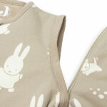 Deze fijne babyslaapzak met crèmekleurige afbeeldingen van Nijntje & Snuffy. Deze slaapzak Nijntje & Snuffy heeft afritsbare mouwen. Het slaapzakje heeft een neutrale olijfgroene kleur. De slaapzak is superzacht en door de afritsbare mouwen tover je hem om van een TOG-waarde van 3.0 voor de koude winterdagen naar een TOG-waarde 2.0 voor de frisse nachten in de lente en het najaar. Een slaapzak geeft jouw baby een geborgen gevoel, geeft warmte én beperkt de bewegingsvrijheid. Wel zo fijn met jouw actieve deugniet.