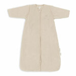 Een mooie, zachte en makkelijke winter slaapzak in de kleur nougat van het merk Jollein met afritsbare mouwen. De slaapzak komt uit de collectie van Nijntje - Miffy. Op borsthoogte is een slapende Nijntje geborduurd. 