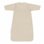 Een mooie, zachte en makkelijke winter slaapzak in de kleur nougat van het merk Jollein met afritsbare mouwen. De slaapzak komt uit de collectie van Nijntje - Miffy. Op borsthoogte is een slapende Nijntje geborduurd. 