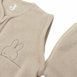 Een mooie, zachte en makkelijke winter slaapzak in de kleur nougat van het merk Jollein met afritsbare mouwen. De slaapzak komt uit de collectie van Nijntje - Miffy. Op borsthoogte is een slapende Nijntje geborduurd. 