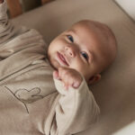 Een mooie, zachte en makkelijke winter slaapzak in de kleur nougat van het merk Jollein met afritsbare mouwen. De slaapzak komt uit de collectie van Nijntje - Miffy. Op borsthoogte is een slapende Nijntje geborduurd. 