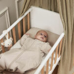 Een mooie, zachte en makkelijke winter slaapzak in de kleur nougat van het merk Jollein met afritsbare mouwen. De slaapzak komt uit de collectie van Nijntje - Miffy. Op borsthoogte is een slapende Nijntje geborduurd.