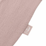 Een heerlijke zachte slaapzak in de kleur oudroze uit de collectie van Jollein. Deze slaapzak is gemaakt van hydrofiel katoen en uitermate geschikt voor de warme dagen of in combinatie met een lakentje of deken.