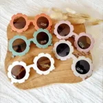 Een leuke zonnebril in diverse kleuren van het merk Rammelaartje voor de kleintjes. Het montuur is glad en en heeft een gebloemde rand.