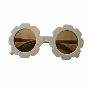 Een leuke zonnebril in de kleur beige van het merk Rammelaartje voor de kleintjes. Het montuur is glad en en heeft een gebloemde rand.
