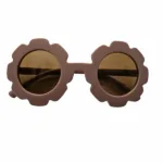 Een leuke zonnebril in de kleur oudroze van het merk Rammelaartje voor de kleintjes. Het montuur is glad en en heeft een gebloemde rand.