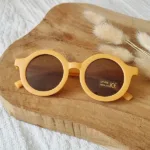 Een leuke zonnebril in de kleur geel van het merk Rammelaartje voor de kleintjes. Het montuur is glad en effen van kleur.