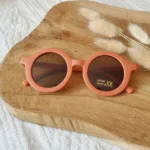 Een leuke zonnebril in de kleur roest van het merk Rammelaartje voor de kleintjes. Het montuur is glad en effen van kleur. 