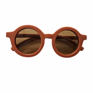 Een leuke zonnebril in de kleur roest van het merk Rammelaartje voor de kleintjes. Het montuur is glad en effen van kleur. 