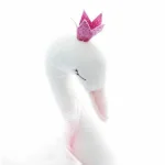 Deze mooie ballerina zwaan heeft een schattig roze tuttut met stippen aan. Ze heeft glimmende fuschia schoentjes aan met een witte strik. Op haar hoofd heeft ze een mooi roze kroontje.