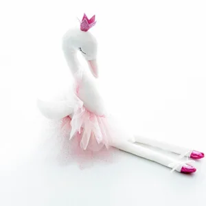 Deze mooie ballerina zwaan heeft een schattig roze tuttut met stippen aan. Ze heeft glimmende fuschia schoentjes aan met een witte strik. Op haar hoofd heeft ze een mooi roze kroontje.