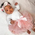 Lief en schattig knoophaarbandje met een geprinte frambozen gemaakt van katoen uit de collectie van May Mays. In het haarbandje zit elastiek genaaid voor een betere pasvorm. 