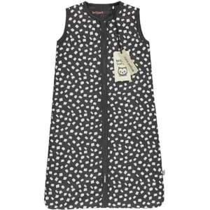 Een heerlijke slaapzak in de kleur antraciet uit de collectie van Briljant Baby. Deze slaapzak is gemaakt van katoen en uitermate geschikt voor de warme dagen of in combinatie met een lakentje of deken.