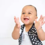 Een heerlijke slaapzak in de kleur antraciet uit de collectie van Briljant Baby. Deze slaapzak is gemaakt van katoen en uitermate geschikt voor de warme dagen of in combinatie met een lakentje of deken.