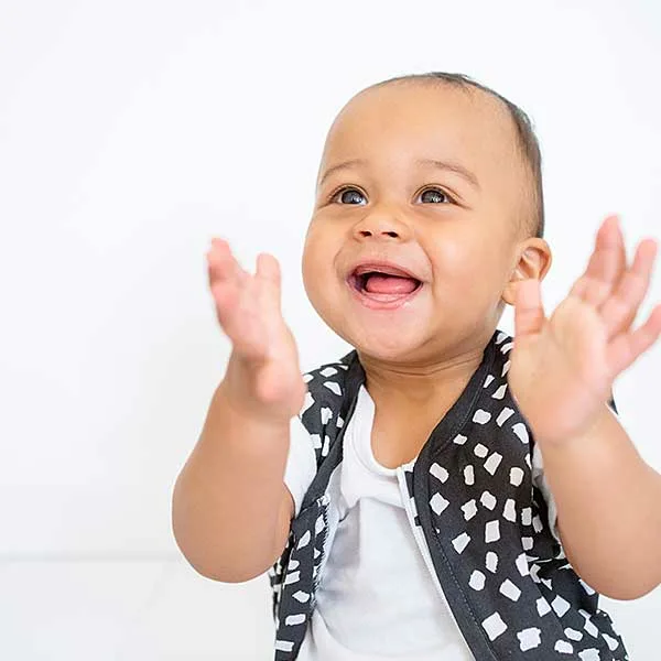 Een heerlijke slaapzak in de kleur antraciet uit de collectie van Briljant Baby. Deze slaapzak is gemaakt van katoen en uitermate geschikt voor de warme dagen of in combinatie met een lakentje of deken.