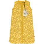 Een heerlijke slaapzak in de kleur geel uit de collectie van Briljant Baby. Deze slaapzak is gemaakt van katoen en uitermate geschikt voor de warme dagen of in combinatie met een lakentje of deken.